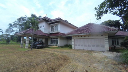 Rumah Hoek Halaman Luas, Swimming Pool, Depan Taman dekat Tol Lingkar Bogor  Perum Bilabong Permai