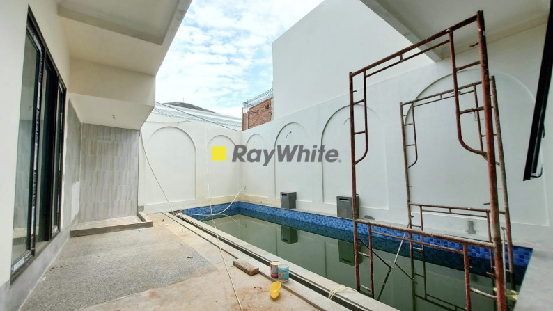 Rumah Brand New Modern Tropical Style Ada Private Pool Lokasi Strategis Dekat MRT Lebak Bulus