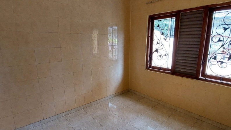 RUMAH 5 KAMAR LOKASI STRATEGIS DALAM PERUMAHAN DEKAT KAMPUS UGM DAN JL KALIURANG