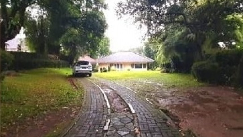 Villa Asri, Lingkungan Nyaman dan Halaman Luas @Jl Siliwangi, Cisarua, Bogor