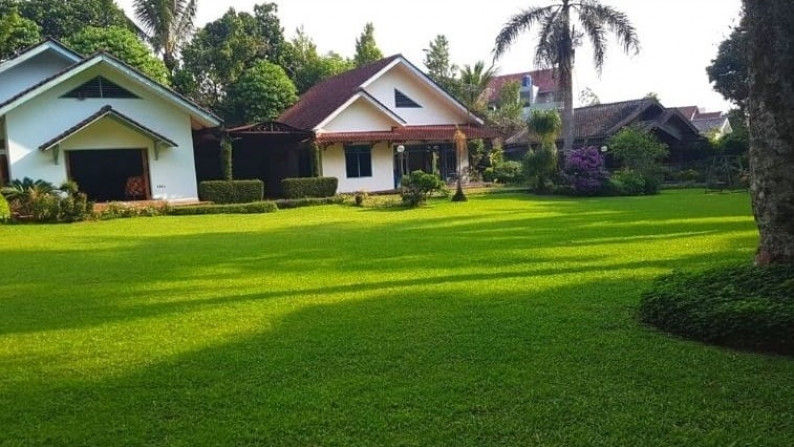 Villa Asri, Lingkungan Nyaman dan Halaman Luas @Jl Siliwangi, Cisarua, Bogor