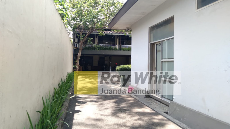 Rumah luas di tengah kota cocok untuk kantor, cafe,townhouse atau kos