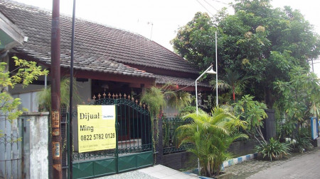 Rumah di Wisma Tropodo Jl.Aster, Hook/Pojokan, ada tamannya luas, Terawat, Siap Huni