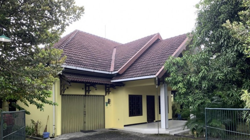 RUMAH KLASIK DIATAS TANAH 1400 METER PERSEGI, DI WIROKERTEN, BANGUNTAPAN, BANTUL