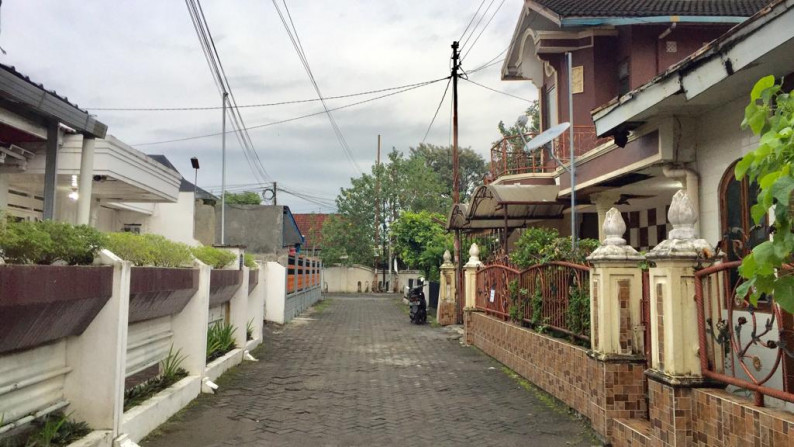 RUMAH DAN KOST 12 KAMAR, DI PERUM PERUM YADARA , JL BABARSARI, YOGYAKARTA