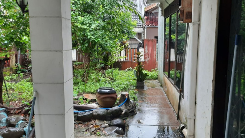 Rumah Lama Lingkungan Asri & Nyaman Lokasi Strategis di Jatipadang.