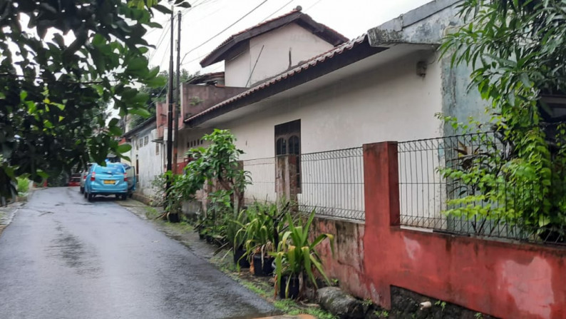 Rumah Lama Lingkungan Asri & Nyaman Lokasi Strategis di Jatipadang.