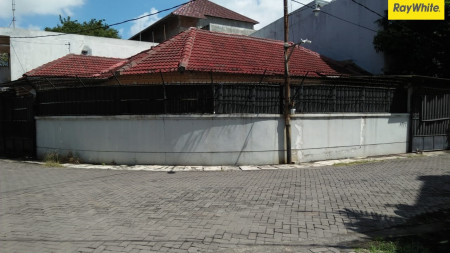 Rumah Hook di Putat Indah Timur, Surabaya Barat