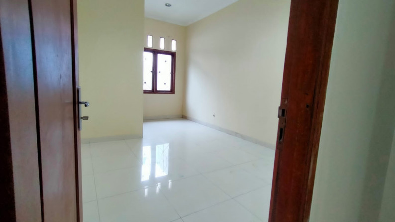 Jual cepat rumah 2 lantai Jl Bontang Pondok Gede