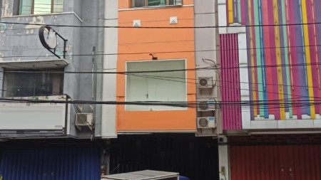 Ruko 3,5 lantai di Jalan Klampis Jaya, Surabaya