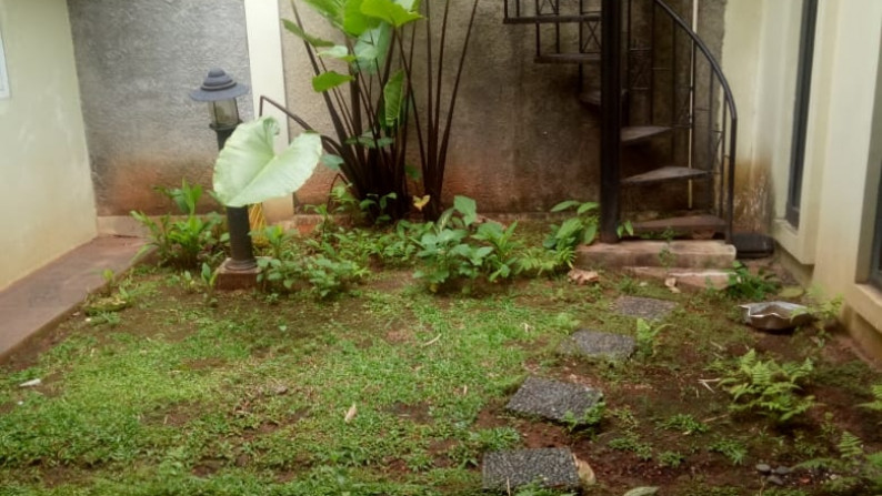 Termurah. Rumah Jl Nias Nusaloka, Bsd.