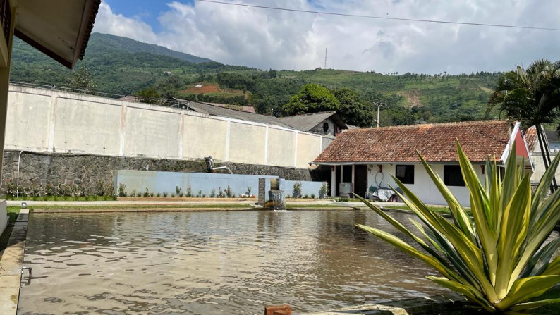 Villa Bonus Tanah Luas Dilengkapi Kolam Renang di Cijeruk, Bogor