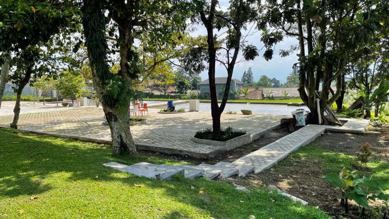 Villa Bonus Tanah Luas Dilengkapi Kolam Renang di Cijeruk, Bogor