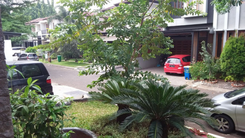 Rumah hoek 2 lantai dengan kolam renang dalam cluster Bintaro Jaya 9