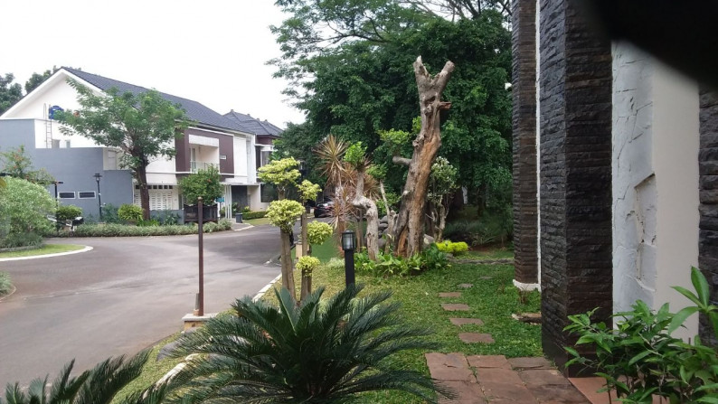 Rumah hoek 2 lantai dengan kolam renang dalam cluster Bintaro Jaya 9