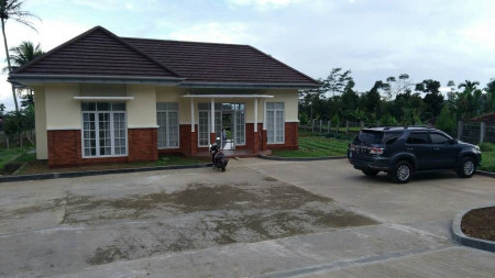 Rumah Villa 1 lantai dengan Kebun luas dan subur di Sukabumi