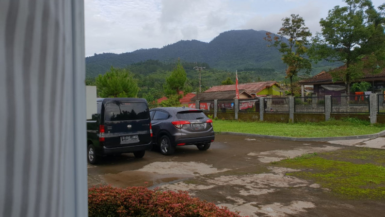 Rumah Villa 1 lantai dengan Kebun luas dan subur di Sukabumi