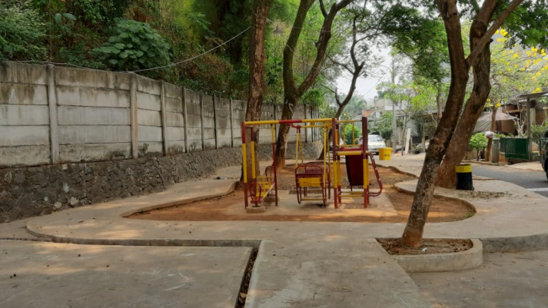 Rumah Minimalis Dalam Cluster Disamping Taman