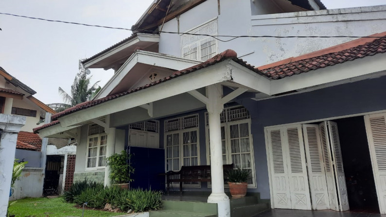 Rumah dengan halaman yang besar dan lingkungan yang Nyaman