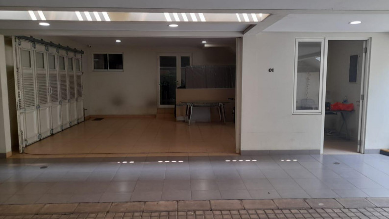 Rumah mewah 3 lantai & basement full furnish dgn halaman yg cukup luas #AL