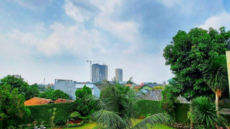 Rumah Mewah, Lokasi strategis, dengan Pool dan halaman besar di Pondok Aren, Tangerang Selatan