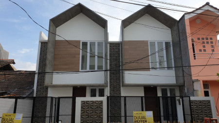 Rumah Ada 2 Unit Bangunan baru, minimalis Jl Harpa BCS, Kelapa Gading Luas 5x15m2