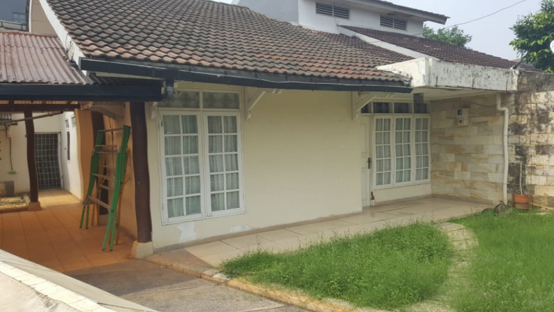 Rumah Hoek Dengan Halaman Sangat Luas Dalam Kompleks