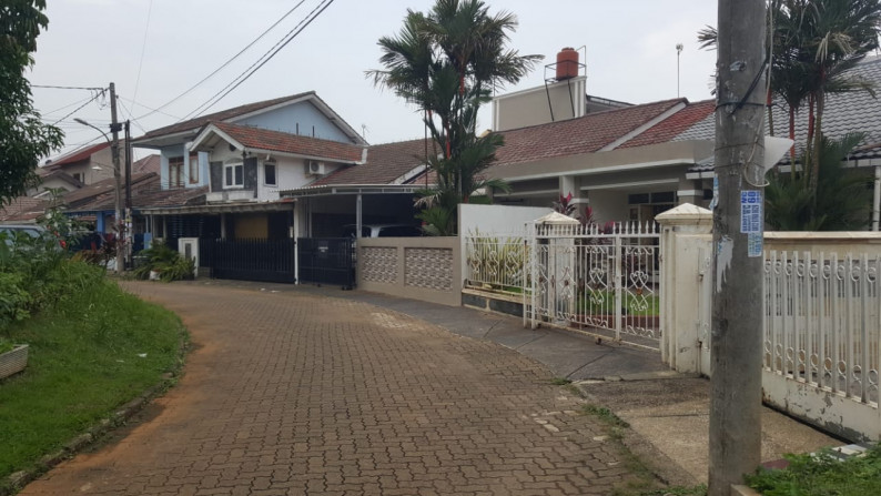 Rumah Hoek Dengan Halaman Sangat Luas Dalam Kompleks