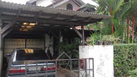 Dijual Rumah Tua, Hunian Asri, dan Nyaman @Camar, Bintaro Sektor 3