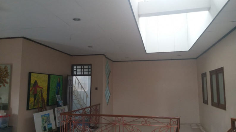 Rumah MEWAH, Halaman Luas, dan Siap Huni @Ciputat Timur