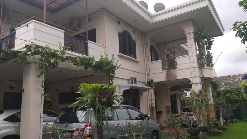 Rumah MEWAH, Halaman Luas, dan Siap Huni @Ciputat Timur