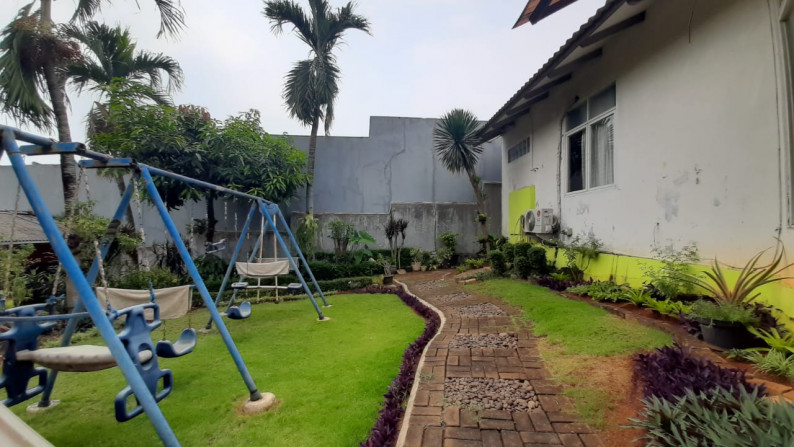 Rumah Dengan Halaman Luas dan Strategis @Komplek Deplu, Ciledug