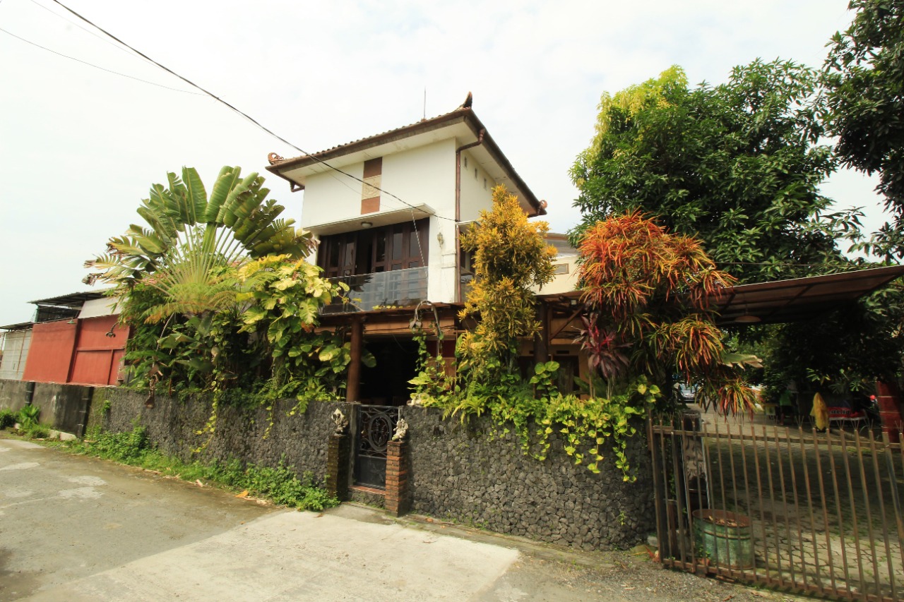 RUMAH CANTIK SEMI FURNISH, DI PERUM ALAMANDA, JL KABUPATEN, YOGYAKARTA