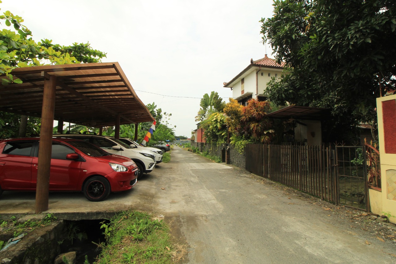 RUMAH CANTIK SEMI FURNISH, DI PERUM ALAMANDA, JL KABUPATEN, YOGYAKARTA