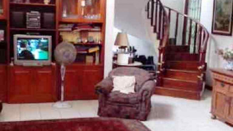 Rumah Bagus Asri Cocok Untuk Kantor Usaha  di Jalan Utama Sektor 3 Bintarojaya
