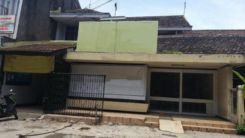 Rumah lama Pusat kota dekat lapangan Tegallega, cocok untuk Usaha