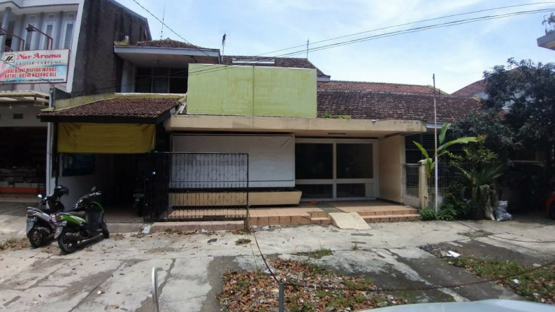 Rumah lama Pusat kota dekat lapangan Tegallega, cocok untuk Usaha