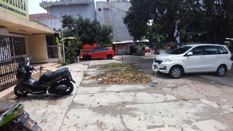 Rumah lama Pusat kota dekat lapangan Tegallega, cocok untuk Usaha