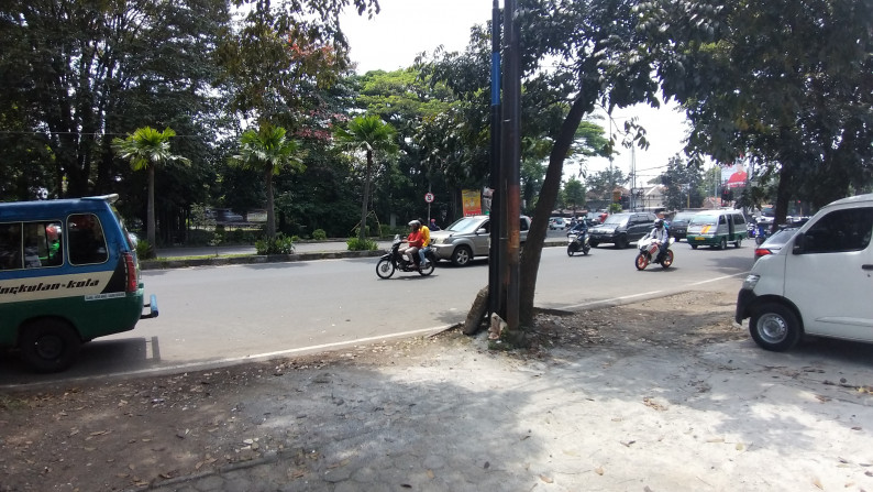 Rumah lama Pusat kota dekat lapangan Tegallega, cocok untuk Usaha