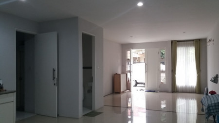 For Sale Rumah Siap Huni, Lokasi Bagus, Nyaman, 2 Lantai di Puri Indah - Jakarta Barat