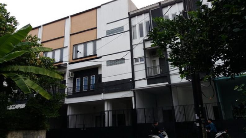 For Sale  Rumah Mungil 3 Lt Bebas Banjir @ Taman Kedoya Baru - Jakarta Barat