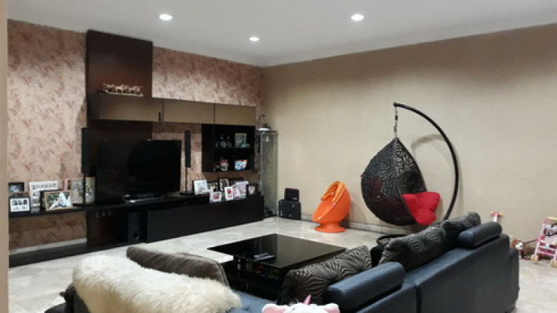 Dijual Rumah Furnished Jalan 2 Jalur @ Taman Kedoya Baru - Jakarta Barat