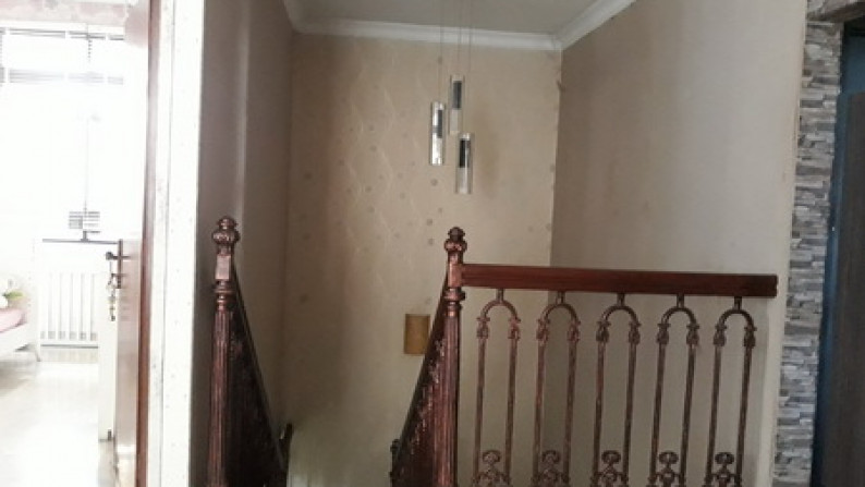 Dijual Rumah Furnished Jalan 2 Jalur @ Taman Kedoya Baru - Jakarta Barat