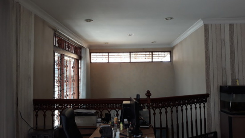 Dijual Rumah Furnished Jalan 2 Jalur @ Taman Kedoya Baru - Jakarta Barat