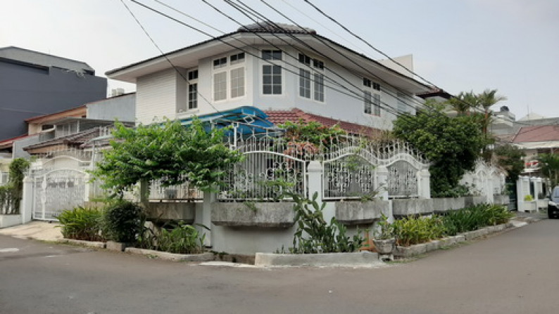 For Sale Rumah Hoek Bagus di Depan Taman @ Taman Kedoya Baru - Jakarta Barat