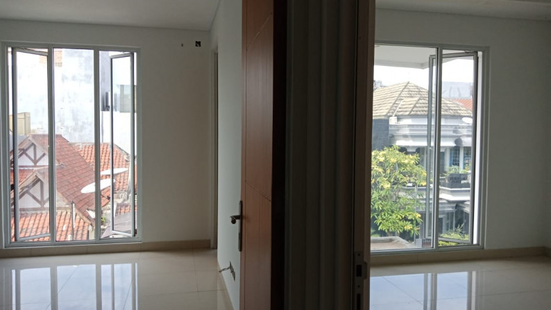 Dijual Rumah Baru 3 Lt. (90% jadi) di Puri Indah, Jakarta Barat