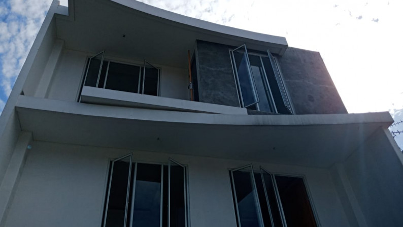 Dijual Rumah Baru 3 Lt. (90% jadi) di Puri Indah, Jakarta Barat