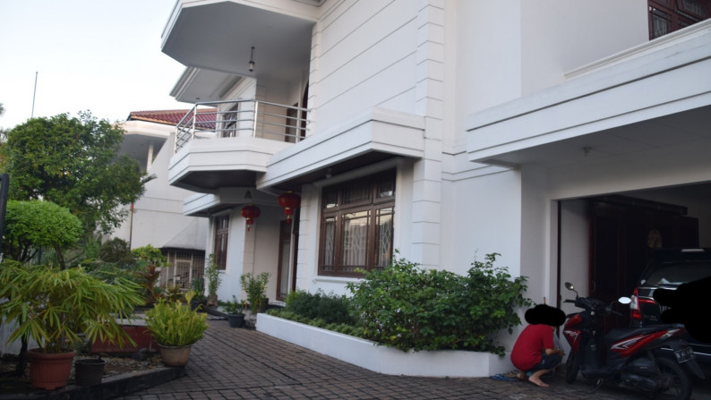 For Sale Rumah mewah w/ pool di Taman Kedoya Baru, Jakarta Barat