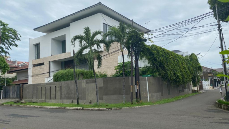 Dijual Rumah Hook Mewah depan taman di jln boulevard Taman Kedoya Baru Res. Jakarta Barat