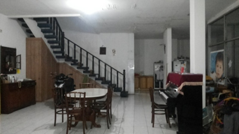 Rumah Besar 2 Kav. di Taman Kedoya Baru-Jakbar